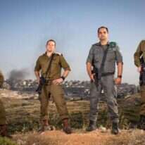 "התפקיד שלנו הוא להיות שם כדי שאף משפחה לא תיפגע בעיר". סא''ל ארז דוד, סנ''צ שרון חן, סא''ל גל ריץ', סא''ל לירון אפלמן. מפקדי כוחות הביטחון בעוטף ירושלים. | אריק סולטן