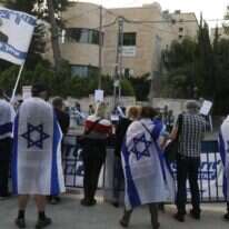 מפגן תמיכה מול בית ראש הממשלה. | AFP מפגן תמיכה מול בית ראש הממשלה. | AFP