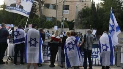 מפגן תמיכה מול בית ראש הממשלה. | AFP