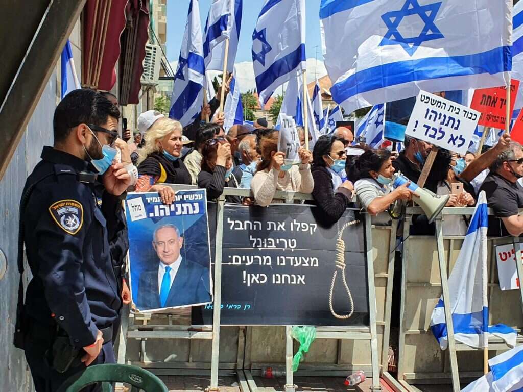 מחאת תומכי נתניהו מחוץ לבית המשפט. | שירית אביטן כהן