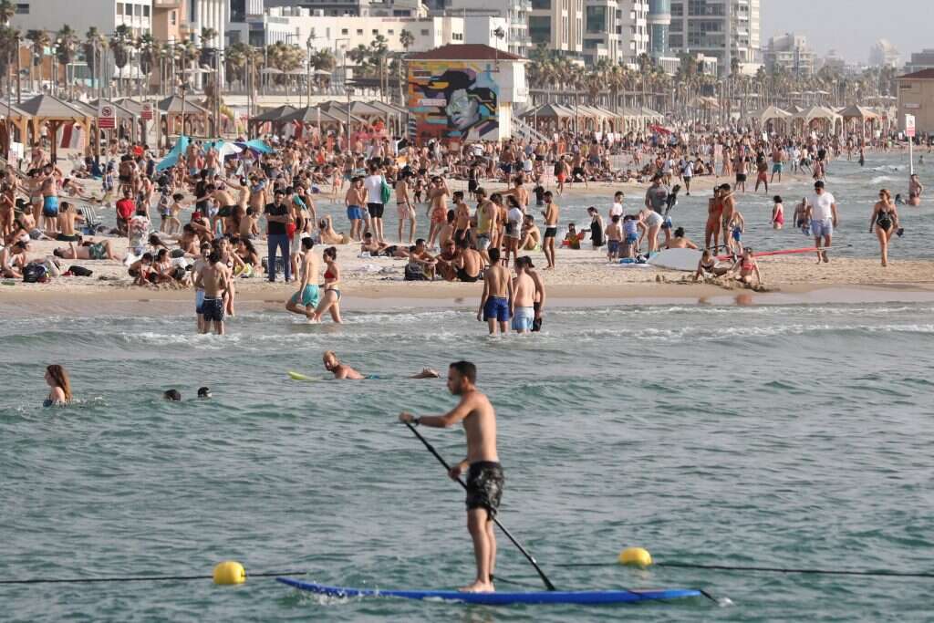 חוף הים בתל אביב, מאי 2020. | EPA