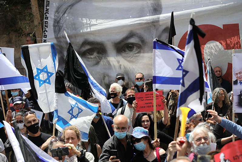 הפגנת השמאל מחוץ לבית המשפט המחוזי בירושלים. | EPA