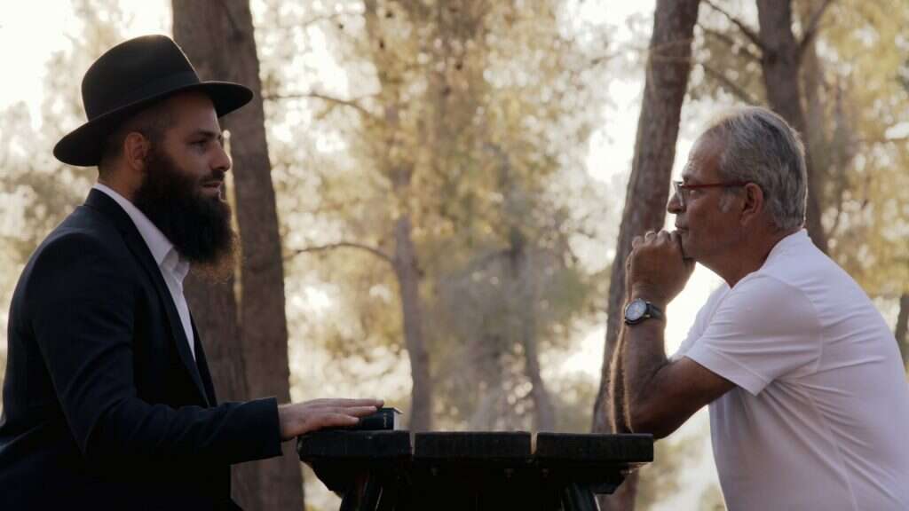 להתחבר לאח המרוחק. יעקב בוזגלו (מימין), מתוך הסדרה. | באדיבות כאן 11 להתחבר לאח המרוחק. יעקב בוזגלו (מימין), מתוך הסדרה. | באדיבות כאן 11