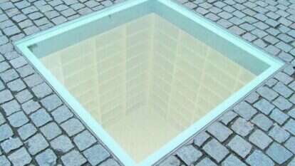 אנדרטת "הספרייה הריקה" בברלין. מיכה אולמן. | Charlotte Nordah