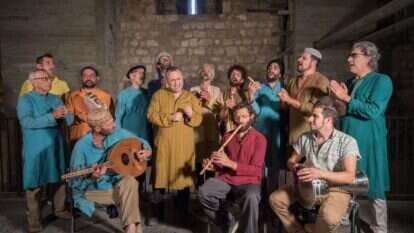 בבתי הכנסת הפכה המחלוקת בדבר מספר המצוות למעשית, בעקבות ההבדלים בין הפייטנים. אנסמבל הפיוט של מכון בן צבי. | משה שטאייאט