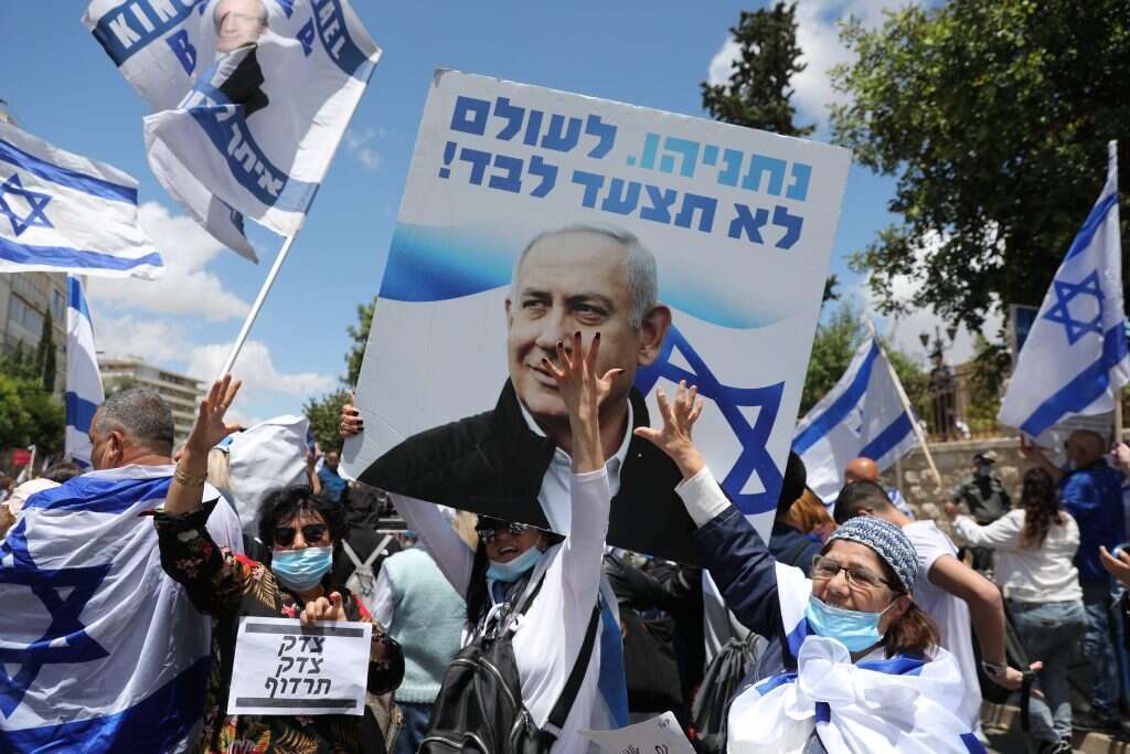 תומכי נתניהו מחוץ לבית המשפט. | EPA