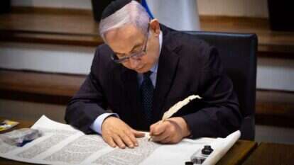 נתניהו כותב אות בספר תורה לעילוי נשמת סמ"ר עמית בן יגאל ז"ל. | אריק סולטן נתניהו כותב אות בספר תורה לעילוי נשמת סמ"ר עמית בן יגאל ז"ל. | אריק סולטן