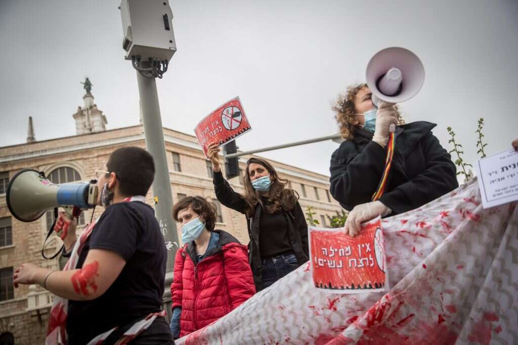 כשהוא מקנא באובססיביות - זו לא אהבה. הפגנה נגד אלימות כלפי נשים מול בית ראש הממשלה, החודש. | יונתן זינדל, פלאש 90