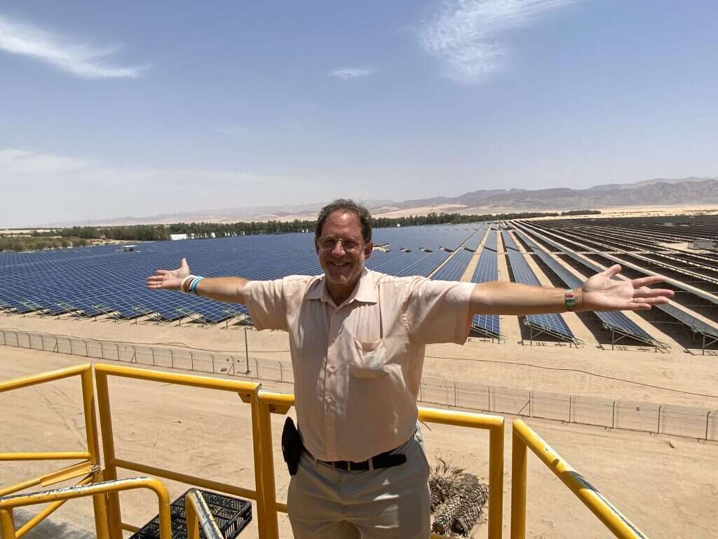 מאחורי הדקלים. אברמוביץ בשדה הסולרי הגדול בקטורה. | אריאל שנבל