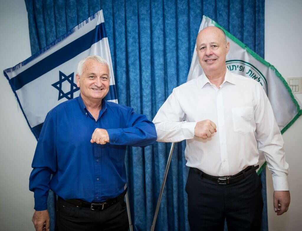 שוסטר (משמאל) והנגבי בטקס חילופי השרים במשרד החקלאות. | עודד כרמי, לע"מ