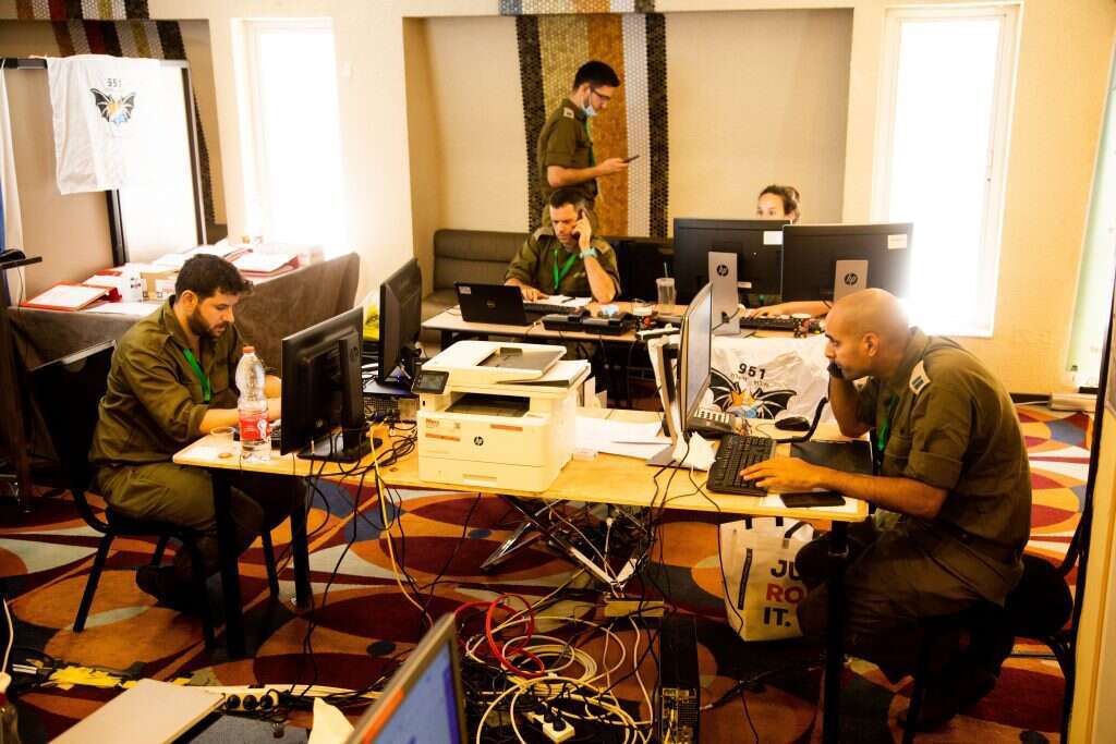 אנשי פיקוד העורף במלון דן פנורמה. | אריק סולטן