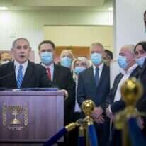 נתניהו מוסר הצהרה בפתיחת משפטו. | יונתן זינדל, פלאש 90