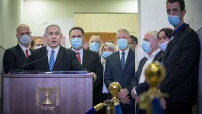 נתניהו מוסר הצהרה בפתיחת משפטו. | יונתן זינדל, פלאש 90 נתניהו מוסר הצהרה בפתיחת משפטו. | יונתן זינדל, פלאש 90