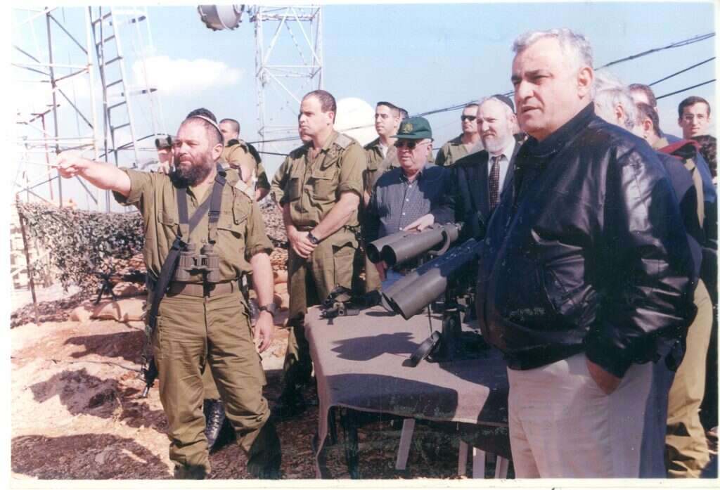 תת אלוף אפי איתם מפקד עוצבת הגליל, במוצב המשקיף על רצועת הביטחון. 1998. | רועי מנור, דובר צה''ל