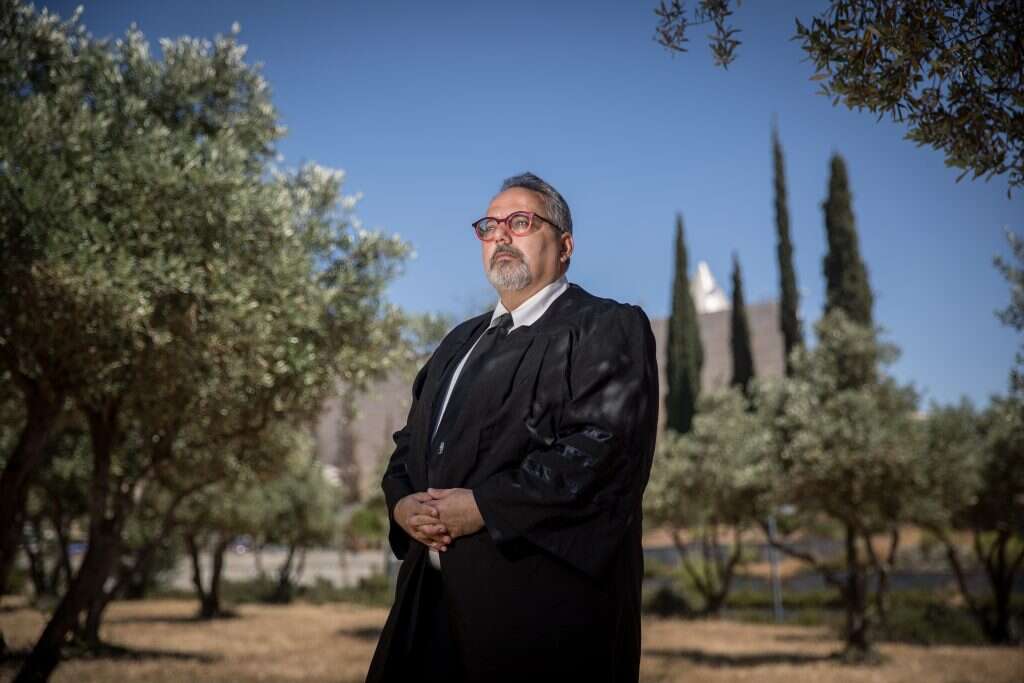 פרופ' יובל אלבשן מחוץ לבית המשפט העליון. | יונתן זינדל, פלאש 90