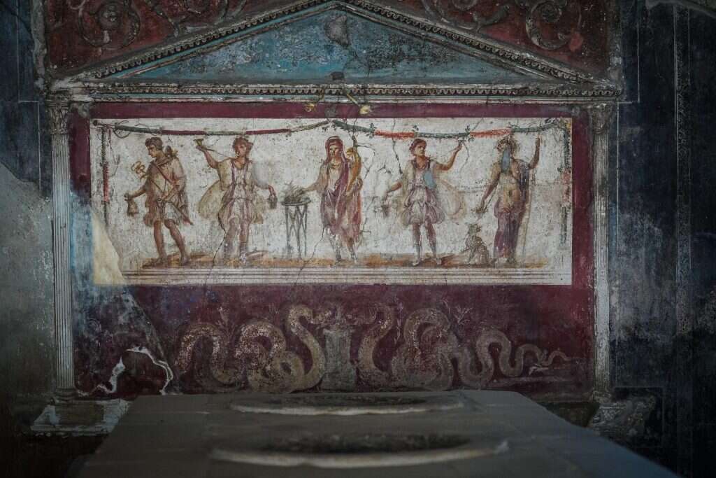 ציורי קיר שנחשפו שומרו בפומפיי. | EPA