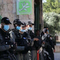 שוטרי משמר הגבול בכניסה להר הבית. | EPA שוטרי משמר הגבול בכניסה להר הבית. | EPA