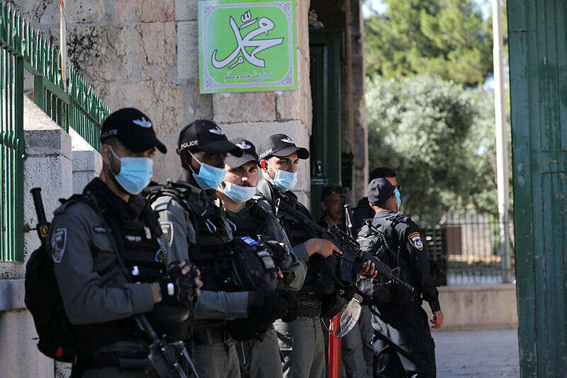 שוטרי משמר הגבול בכניסה להר הבית. | EPA שוטרי משמר הגבול בכניסה להר הבית. | EPA