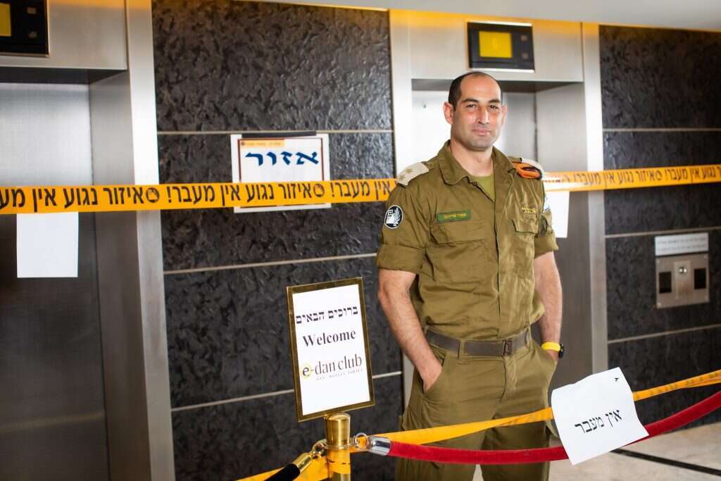 סא''ל אמיר פרידמן באולם הקבלה של המלון. | אריק סולטן