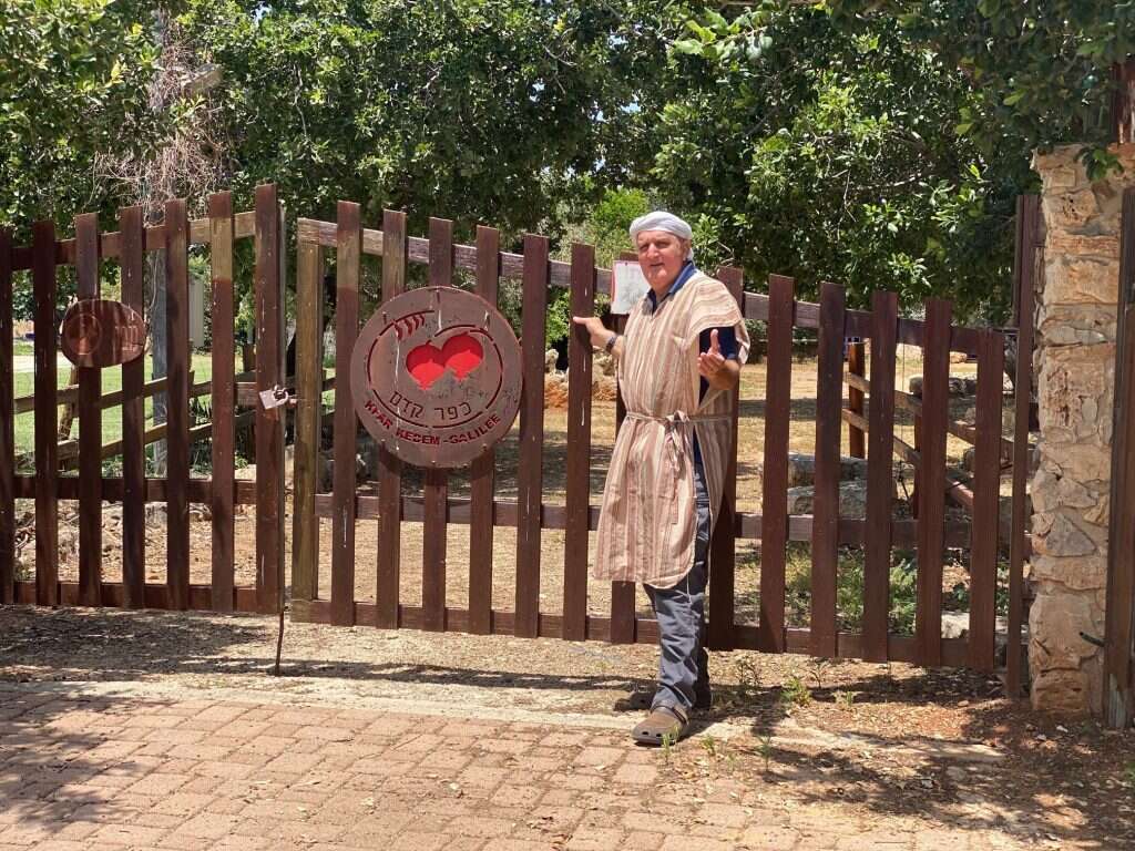 חוסר אונים מול מציאות אבסורדית. מנחם גולדברג בשערי כפר קדם. | דובי הרניק