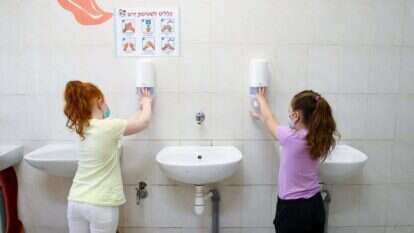 שטיפת ידיים בבית ספר רננים באשדוד. | לירון מולדובן שטיפת ידיים בבית ספר רננים באשדוד. | לירון מולדובן