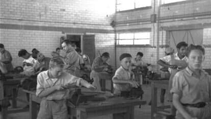 תלמידים בבית מלאכה. רעננה 1948. | לע"מ