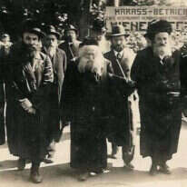 במרכז: רבי אברהם מרדכי אלתר, ה"אמרי אמת". לצדו בניו רבי מאיר (שנספה בשואה) ורבי ישראל, לימים ה"בית ישראל" מגור