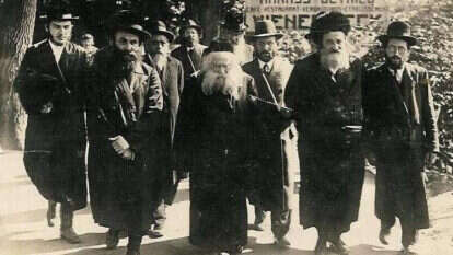 במרכז: רבי אברהם מרדכי אלתר, ה"אמרי אמת". לצדו בניו רבי מאיר (שנספה בשואה) ורבי ישראל, לימים ה"בית ישראל" מגור