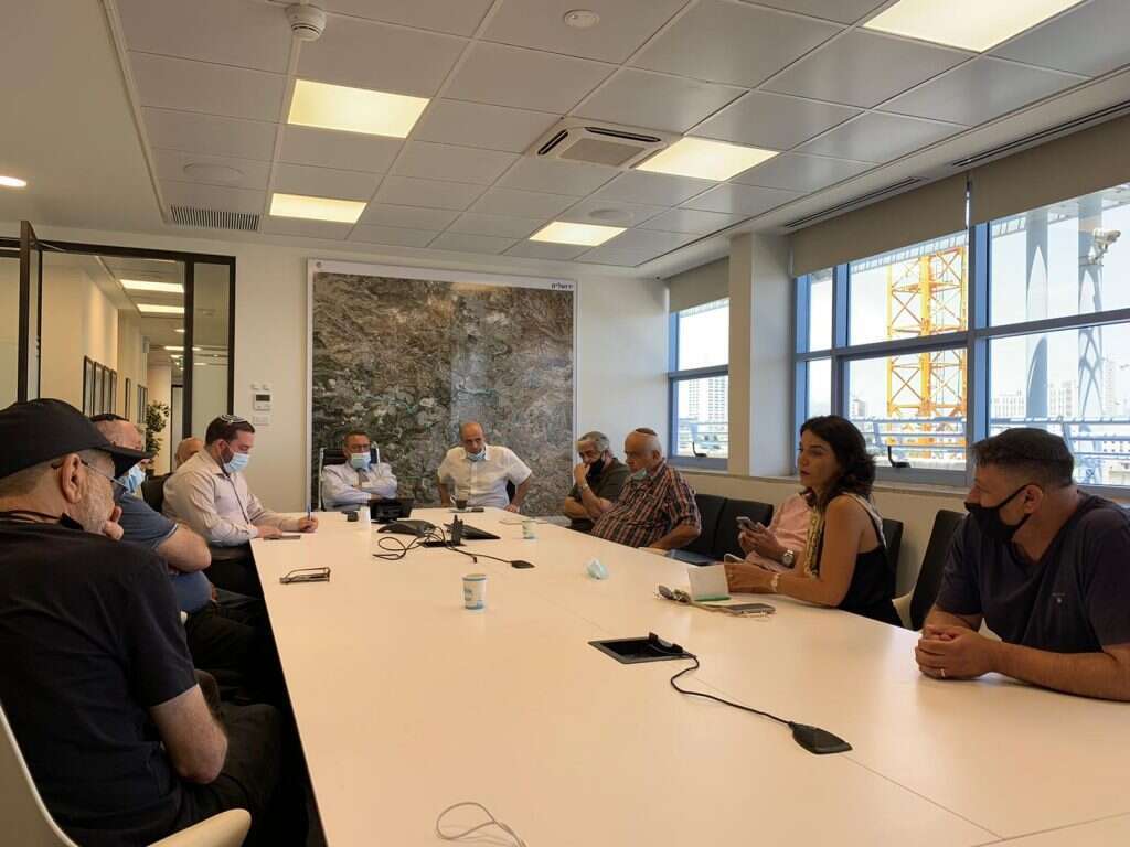 פגישת ראש העיר ליאון עם סוחרי השוק אתמול. | דוברות