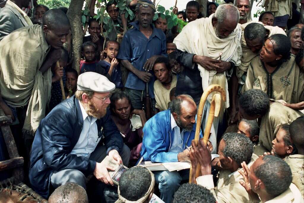 הרב מנחם ולדמן במפגש עם בני קהילת שארית הודי אתיופיה בכפר תמרגוט 1992