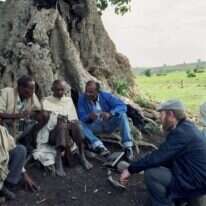 הרב מנחם ולדמן במפגש עם זקני הכפר תמרגוט 1992