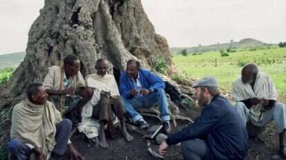 הרב מנחם ולדמן במפגש עם זקני הכפר תמרגוט 1992
