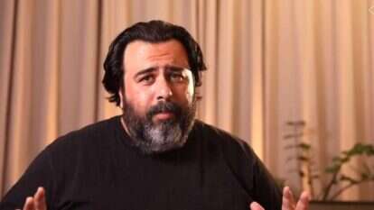 אינטימיות בזק. רוני קובן בהרצאה. | מסך