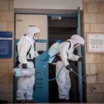 חיטוי בגימנסיה העברית ברחביה, שלשום. | יונתן זינדל, פלאש 90