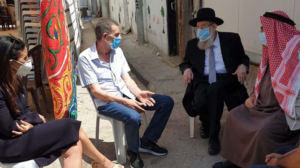 הרב אריה שטרן בביקור תנחומים אצל משפחת אל־חלאק, השבוע. | לשכת הרב שטרן