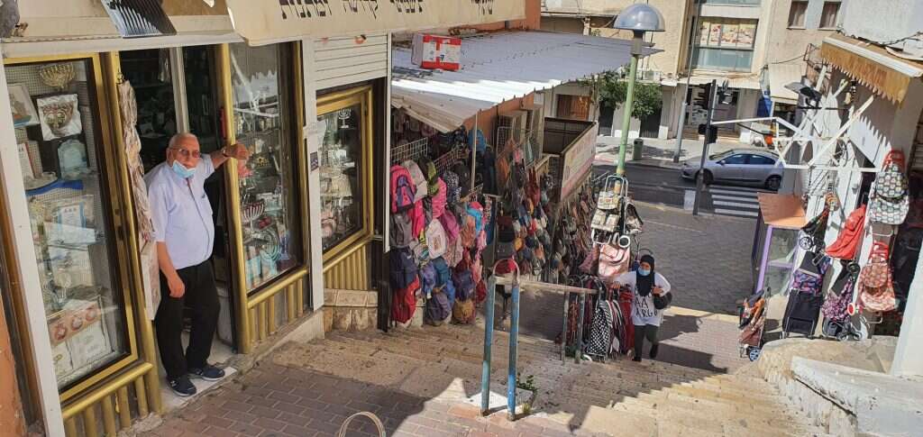 שאול, בפתח חנות היודאיקה שבבעלותו, חיפה. | יאיר קראוס