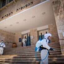 חיטוי בגימנסיה העברית ברחביה, שלשום. | יונתן זינדל, פלאש 90