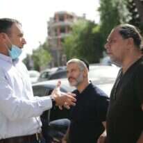 מזרחי משוחח עם ח"כ מתן כהנא. ביניהם: אביתר בנאי. | יהונתן ולצר, TPS