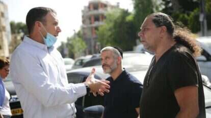 מזרחי משוחח עם ח"כ מתן כהנא. ביניהם: אביתר בנאי. | יהונתן ולצר, TPS