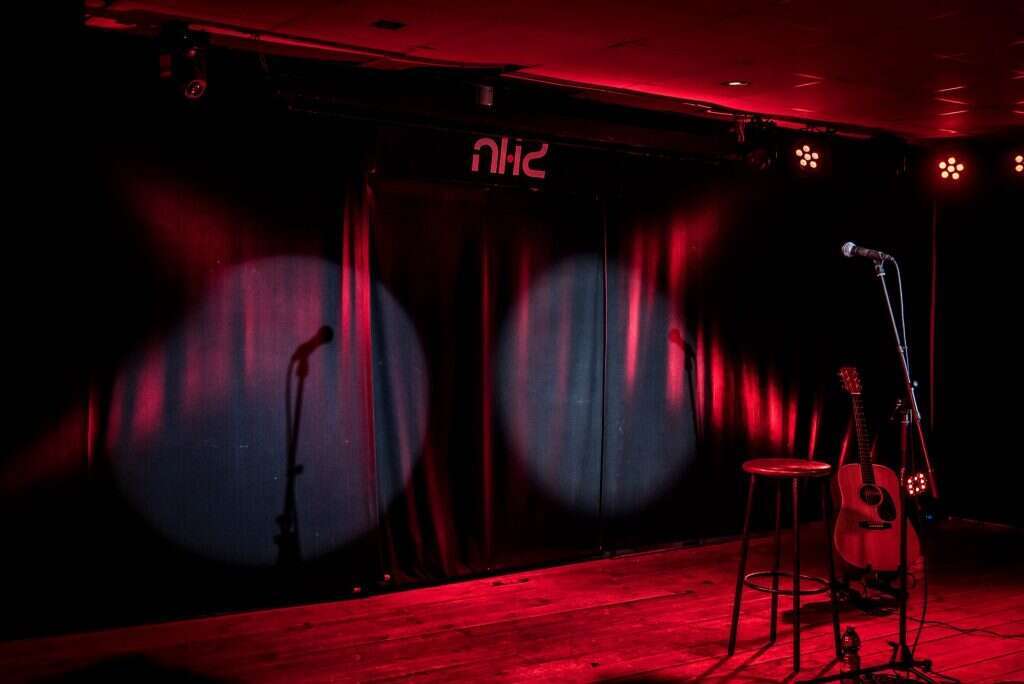 "כמו לקפוץ ראש לתוך בריכה כשלא יודעים אם יש בה מים". מועדון הגולה בפתח־תקווה. | דנה כספי