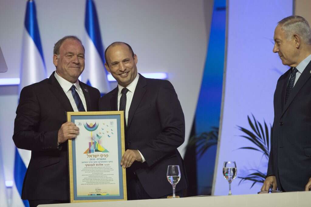 הסוד הוא הקומבינציה של האנשים. פרופ' אלכס לובוצקי מקבל את פרס ישראל מנפתלי בנט. | הדס פרוש, פלאש 90