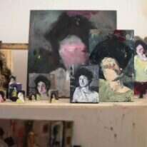 עולמות נשיים מורכבים ושבריריים וגיבור הנתון במשפחתיות בלתי אפשרית ללא נחת, מוצף בזיכרונות עידו מרקוס, פרט מתוך התערוכה 'וריאציות על jpg.1679 ', מוזיאון הרצליה. | ליבי קסל