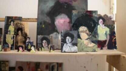 עולמות נשיים מורכבים ושבריריים וגיבור הנתון במשפחתיות בלתי אפשרית ללא נחת, מוצף בזיכרונות עידו מרקוס, פרט מתוך התערוכה 'וריאציות על jpg.1679 ', מוזיאון הרצליה. | ליבי קסל