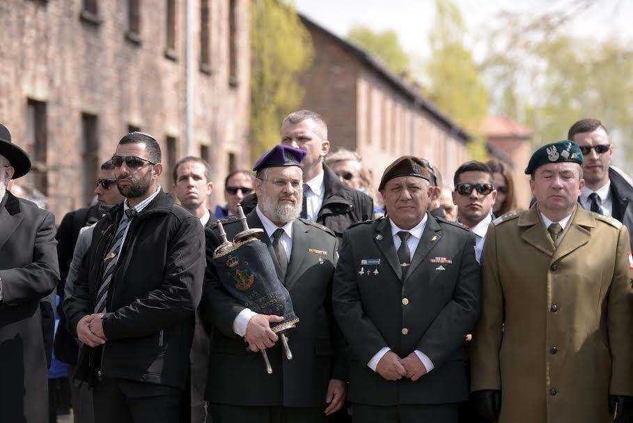 צריך להכיר את השטח כדי לא לענות תשובה מנותקת. אל"מ ולוסקי עם הרמטכ"ל גדי אייזנקוט במשלחת באושוויץ. | דו"צ