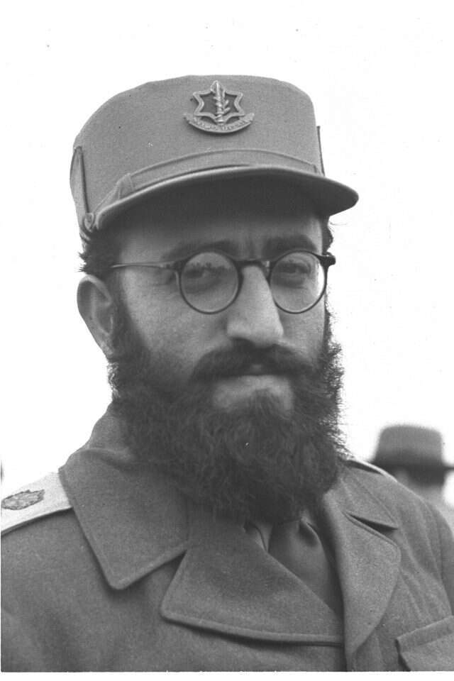 זכות עצומה בהקמת הרבנות הצבאית. הרבצ"ר הראשון אלוף שלמה גורן, הרב הראשי לישראל בשנים 1972-1983. | הנס פין, לע"מ