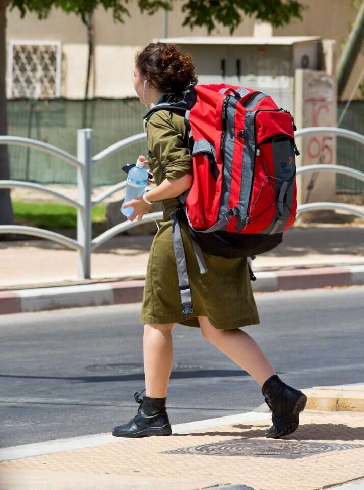 ניכרת צמיחה במספר הבנות שמבקשות את שירותי הרבנות. חיילת דתייה. | משה שי, פלאש 90