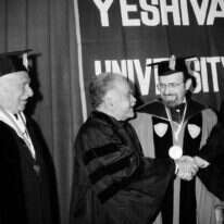 דלת פתוחה ויחס מסביר פנים. מזכיר המדינה האמריקני ג'ורג' שולץ, הרב נורמן לאם ויצחק שמיר בישיבה אוניברסיטה, 1984. | AP