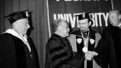 דלת פתוחה ויחס מסביר פנים. מזכיר המדינה האמריקני ג'ורג' שולץ, הרב נורמן לאם ויצחק שמיר בישיבה אוניברסיטה, 1984. | AP