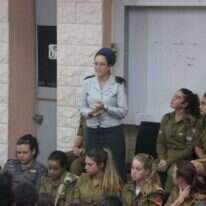 רס"ן ליטל טמיר, מנהלת מרפאה צבאית במרפ"א, בוגרת העתודה, בשיחה לצעירות דתיות בגדנ"ע שקיימה עמותת אלומה לצעירות דתיות טרום גיוס. | דובר צה"ל ועמותת אלומה