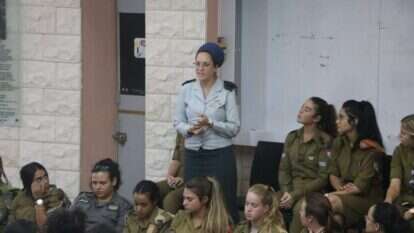 רס"ן ליטל טמיר, מנהלת מרפאה צבאית במרפ"א, בוגרת העתודה, בשיחה לצעירות דתיות בגדנ"ע שקיימה עמותת אלומה לצעירות דתיות טרום גיוס. | דובר צה"ל ועמותת אלומה